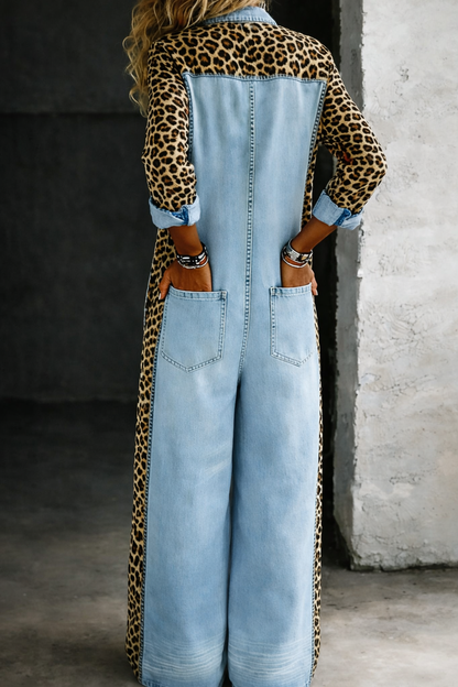 Combinaison en jean bleu clair, dos avec coutures et poches arrière boutonnées.
