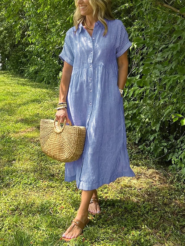 Robe longue bleue à rayures verticales, manches courtes, col boutonné, fronces au buste