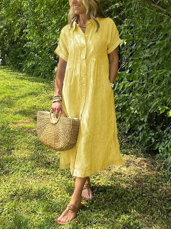 Robe longue jaune à rayures verticales, manches courtes, col boutonné, fronces au buste