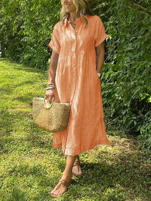 Robe longue orange à rayures verticales, manches courtes, col boutonné, fronces au buste