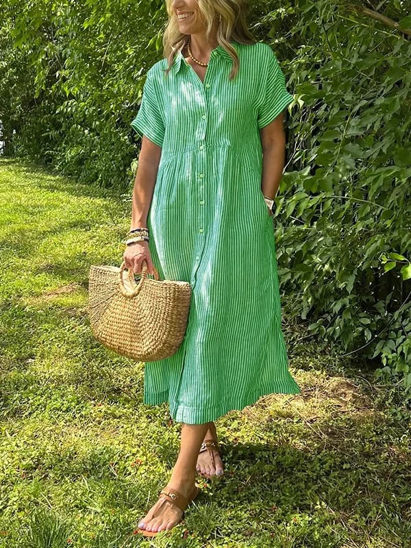 Robe longue verte à rayures verticales, manches courtes, col boutonné, fronces au buste