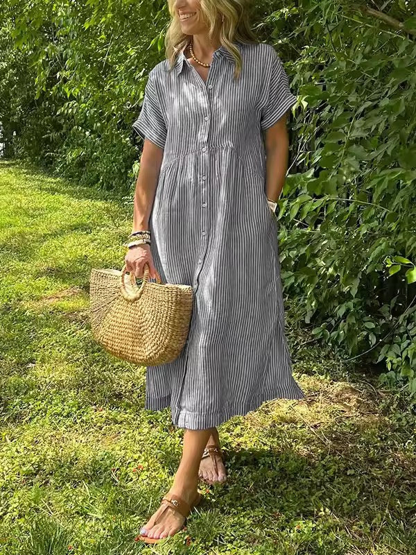 Robe longue grise à rayures verticales, manches courtes, col boutonné, fronces au buste