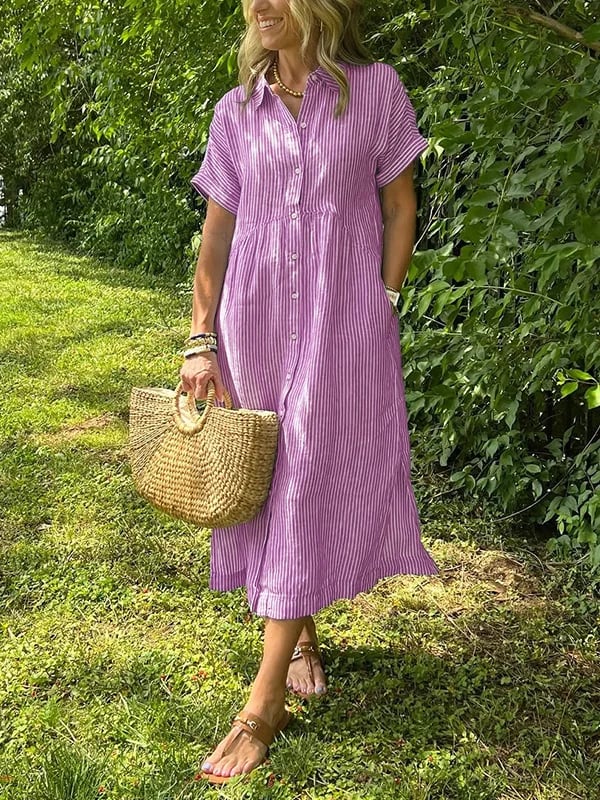 Robe longue violette à rayures verticales, manches courtes, col boutonné, fronces au buste