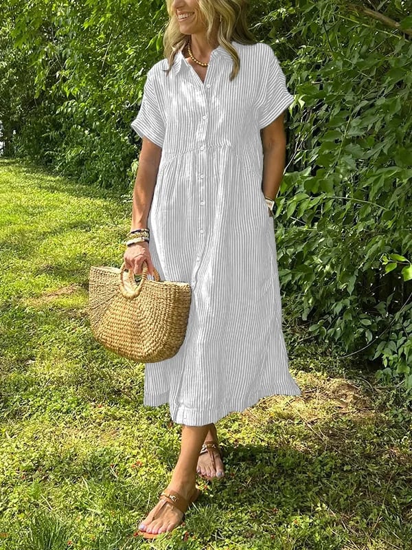 Robe longue blanche à rayures verticales, manches courtes, col boutonné, fronces au buste