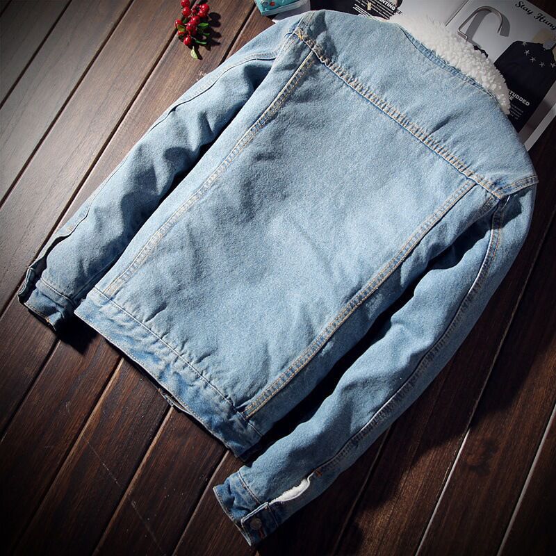 Veste en jean bleu clair à doublure sherpa blanche, col et bordures épaisses