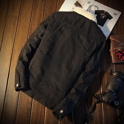 Veste en jean noire à doublure sherpa blanche au col et patte boutonnée