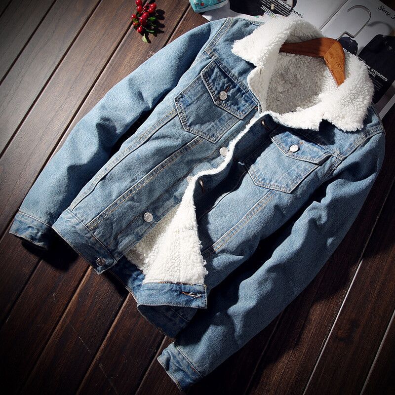 Veste en jean bleu clair avec empiècements sherpa blancs contrastants