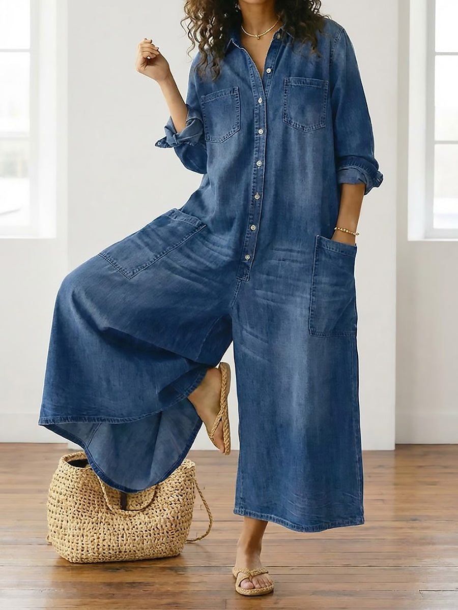 Salopette en denim bleu vintage, fermeture boutonnée, poches plaquées, coupe large.