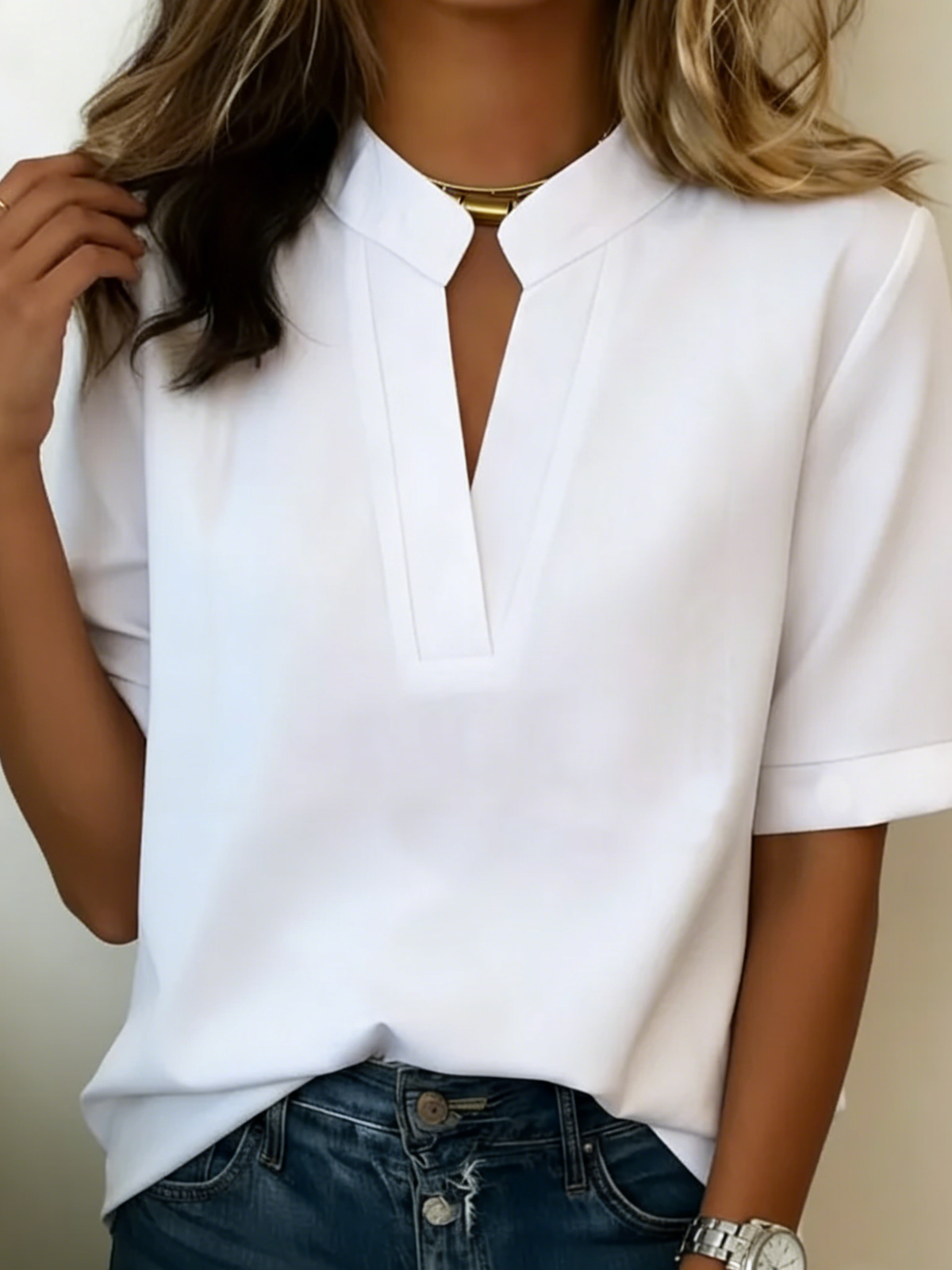 Blouse à manches courtes blanche, col raffiné et encolure fendue