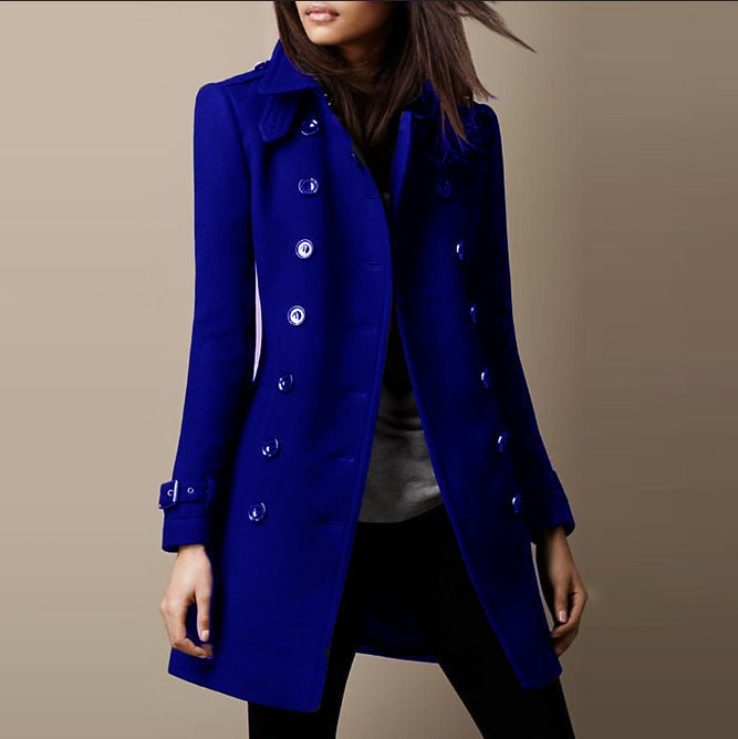 Manteau long bleu avec fermeture boutonnée et revers crantés, coupe ajustée.