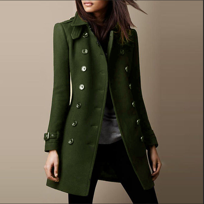 Manteau long vert avec fermeture boutonnée et revers crantés, coupe ajustée.
