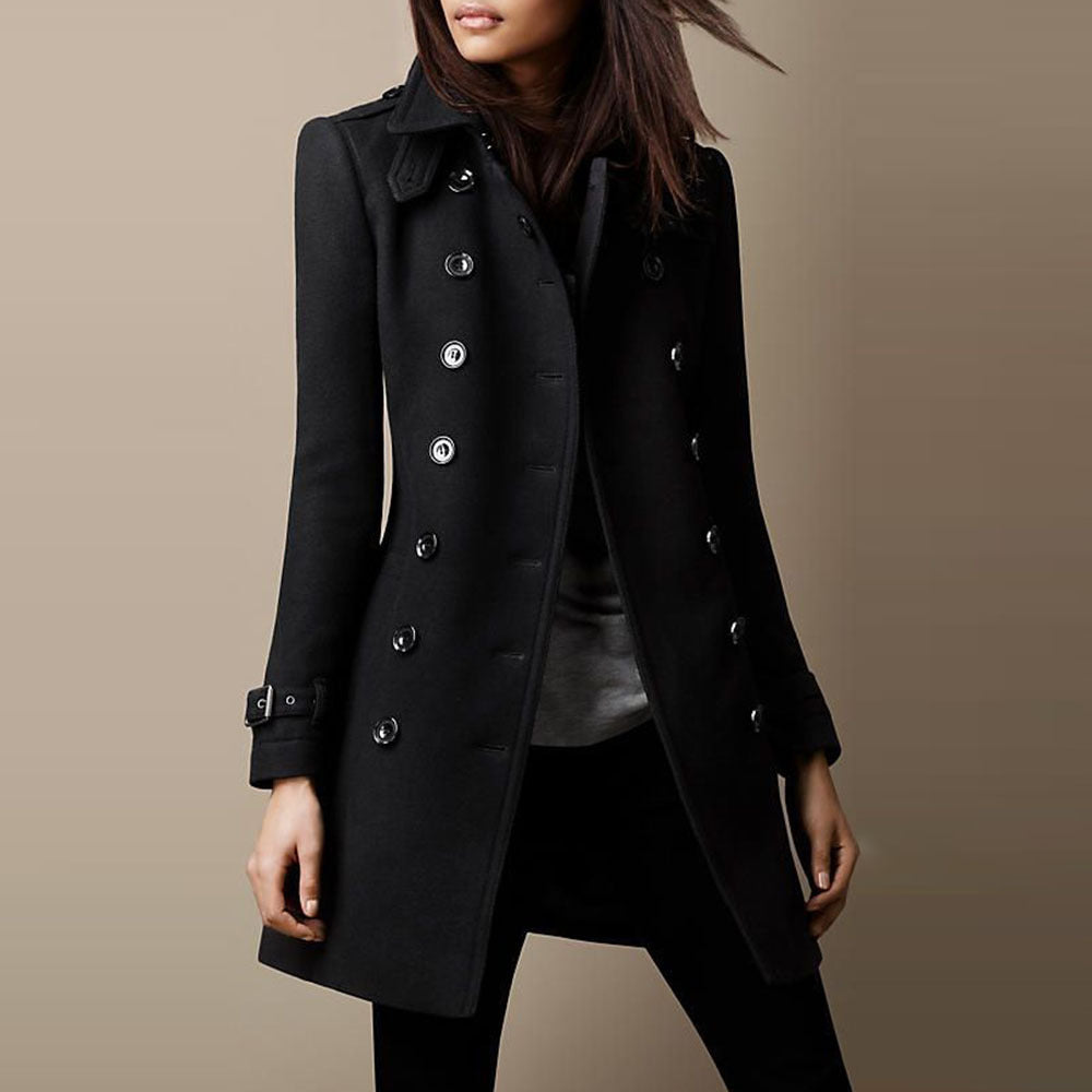 Manteau long noir avec fermeture boutonnée et revers crantés, coupe ajustée.