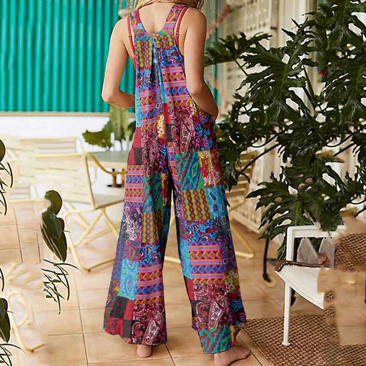 Combinaison d’été au dos échancré, col carré, jambes larges, motif patchwork multicolore.