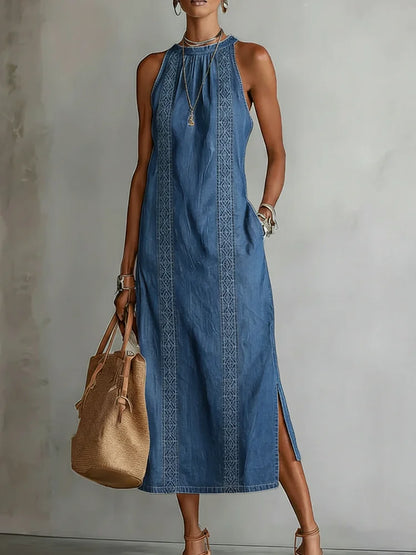 Robe en jean bleu clair, col montant sans manches, dentelle contrastante au centre