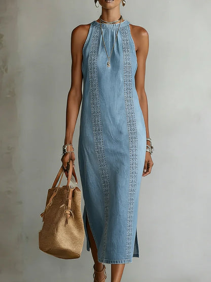 Robe en jean bleu clair mi-longue, col montant, dentelle intégrée et fente latérale