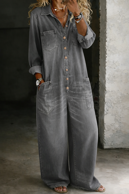 Combinaison en denim gris, manches longues boutonnées, poches poitrine et latérales