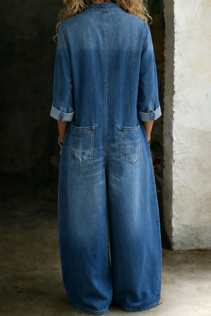 Combinaison en denim bleu vue de dos, manches retroussées, poches latérales