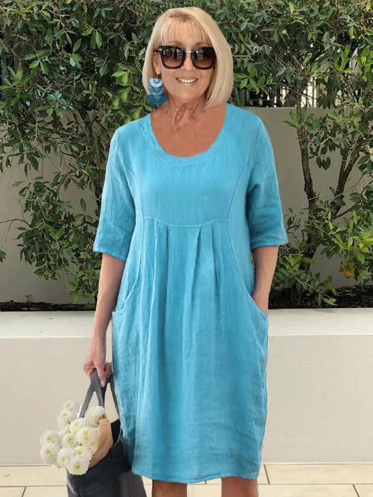 Robe d’été bleu clair à encolure ronde, manches courtes et taille froncée.