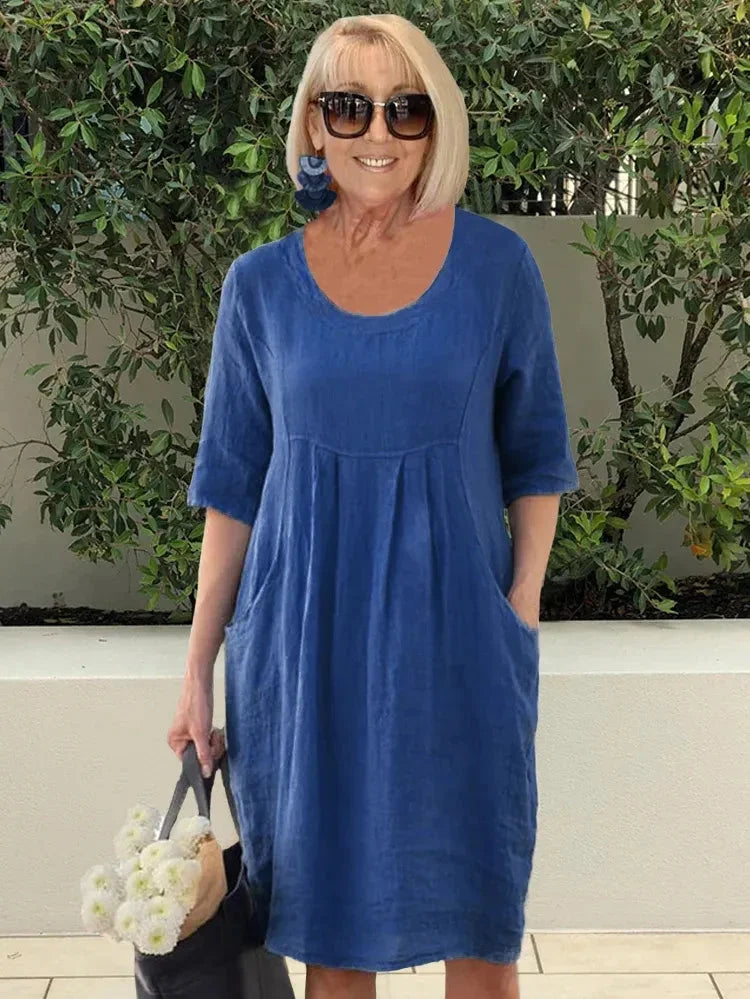 Robe d’été bleue à encolure ronde, manches courtes et coupe évasée.