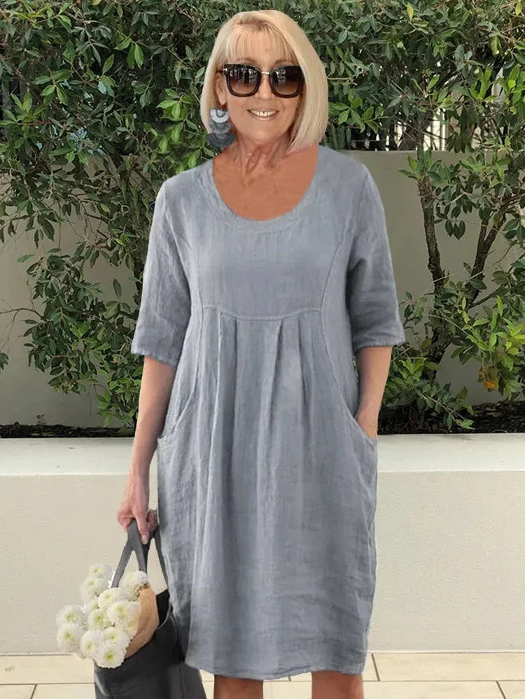 Robe d’été grise à encolure ronde, manches courtes et taille froncée.