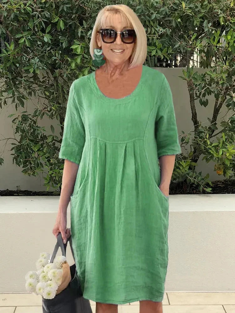 Robe d’été verte à encolure ronde, manches courtes et coupe ample.