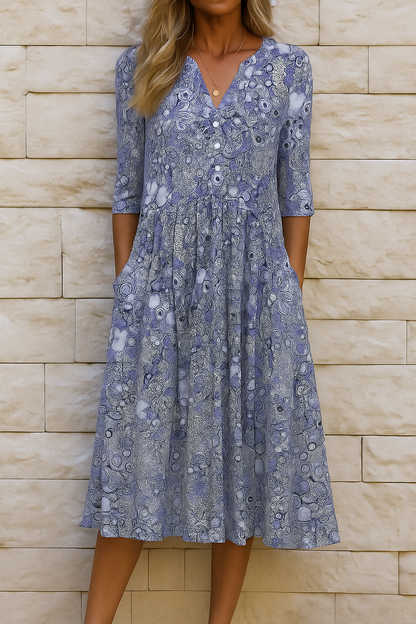 Robe décontractée élégante bleue à boutons et motif, encolure V, manches 3/4, évasée.