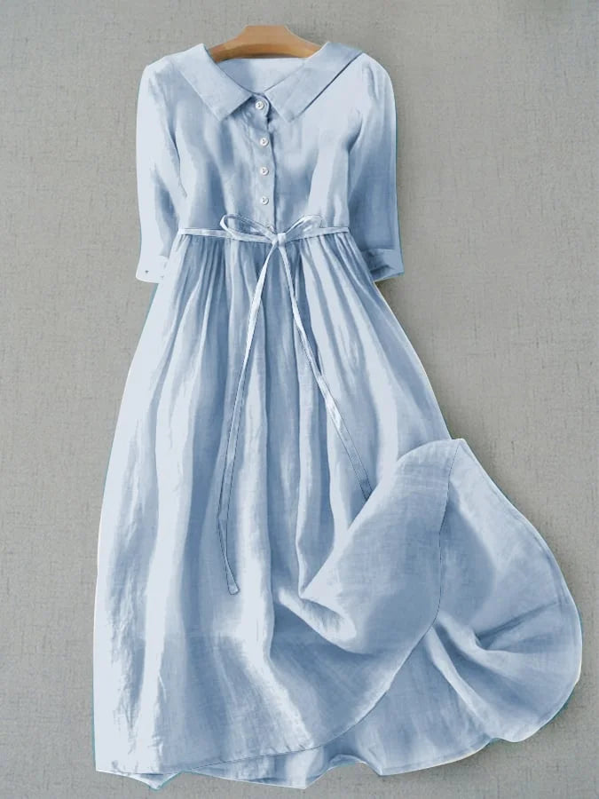 Robe élégante bleu clair à manches courtes, boutonnée devant, liens à la taille
