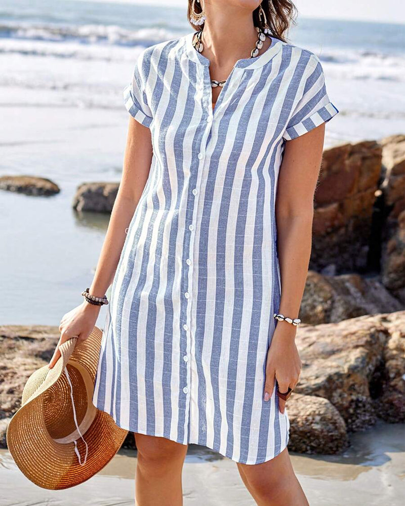 Robe chemise rayée bleu et blanc, boutonnée devant, col chemise, manches courtes.