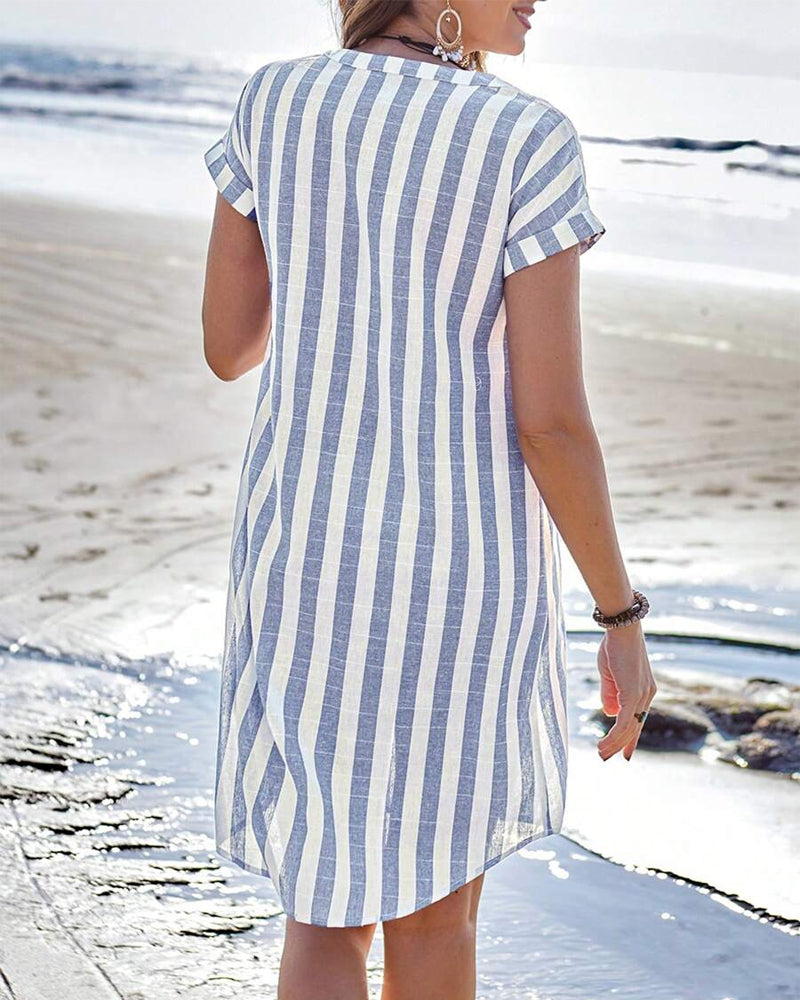 Robe chemise rayée bleu et blanc, manches courtes, encolure ouverte, dos.