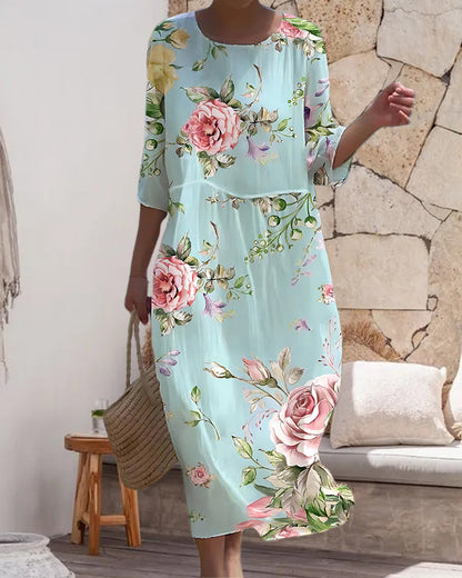 Robe mi-longue bleu clair fleurie roses, manches 3/4, boutonnage décoratif