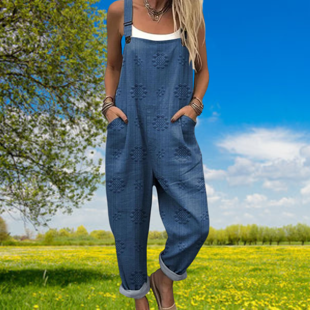 Combinaison décontractée bleu avec bretelles et jambes larges, motifs brodés.