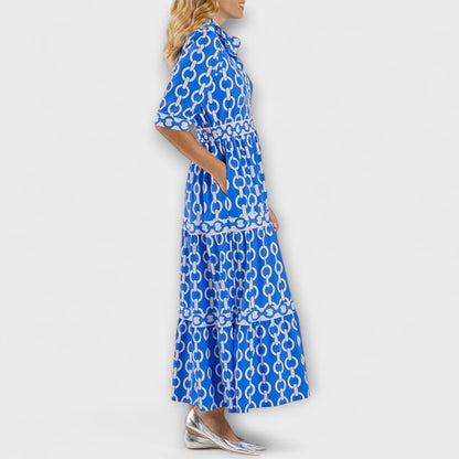 Robe midi bleue à motif chaînes, coupe évasée et manches 3/4