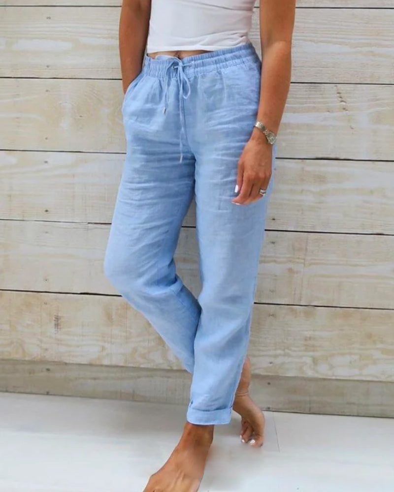 Pantalon en jean bleu clair, taille élastique et cordon, poches à l’avant