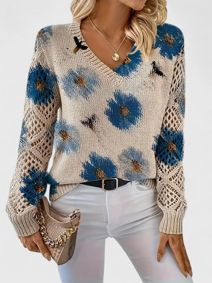 Gilet en maille crème à fleurs bleues, décolleté V, détails manches ajourées