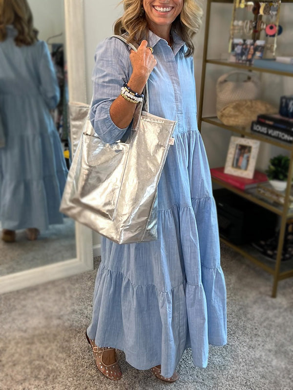 Robe longue bleue claire à manches bouffantes, boutonnée, taille smockée et volants.