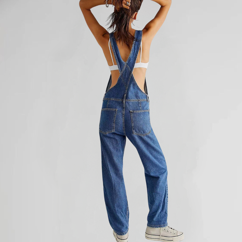 Combinaison jean bleue à bretelles, décolleté dos, poches avant, jambes amples.