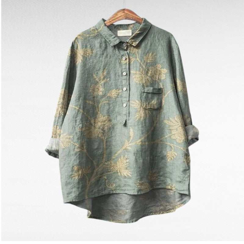 Blouse à col chemise vert sauge, motifs floraux dorés, boutonnée, manches trois-quarts.