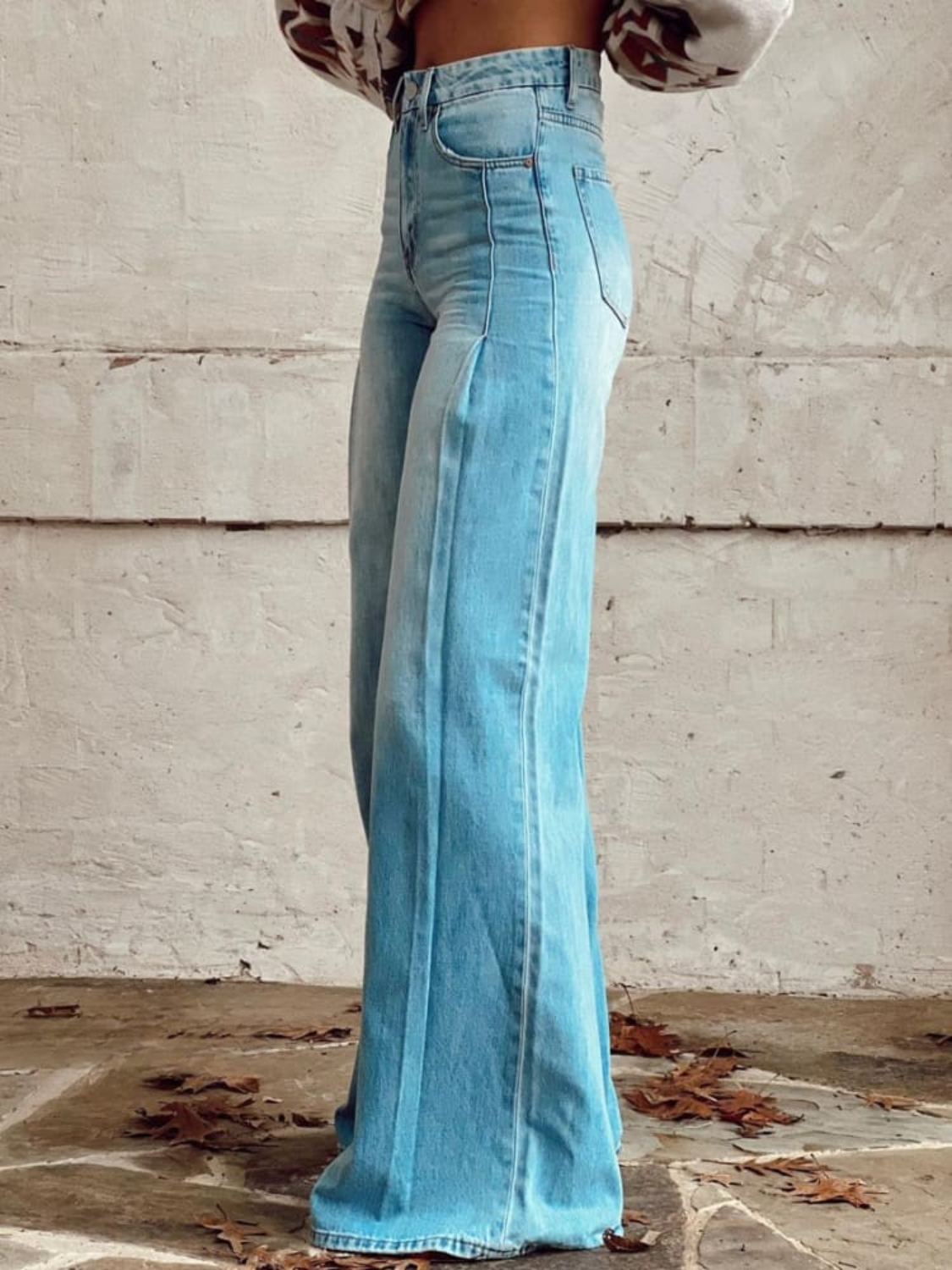 Pantalon large élégant Lucia en jean bleu clair, coupe évasée