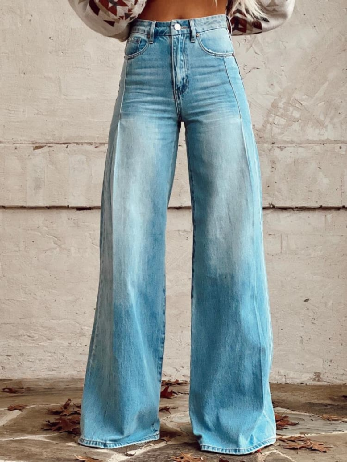 Pantalon large élégant Lucia en jean bleu clair, taille boutonnée et jambes évasées