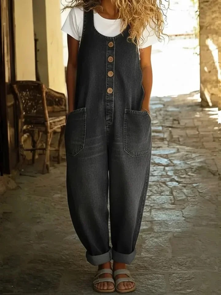 Combinaison en jean noir sans manches, patte boutonnée, poches cargo, jambes larges.