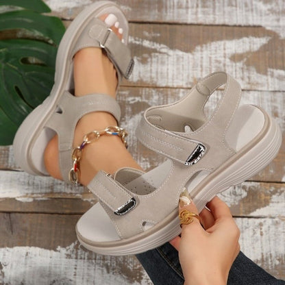 Sandales orthopédiques beige clair, à boucle brillante, semelle épaisse.