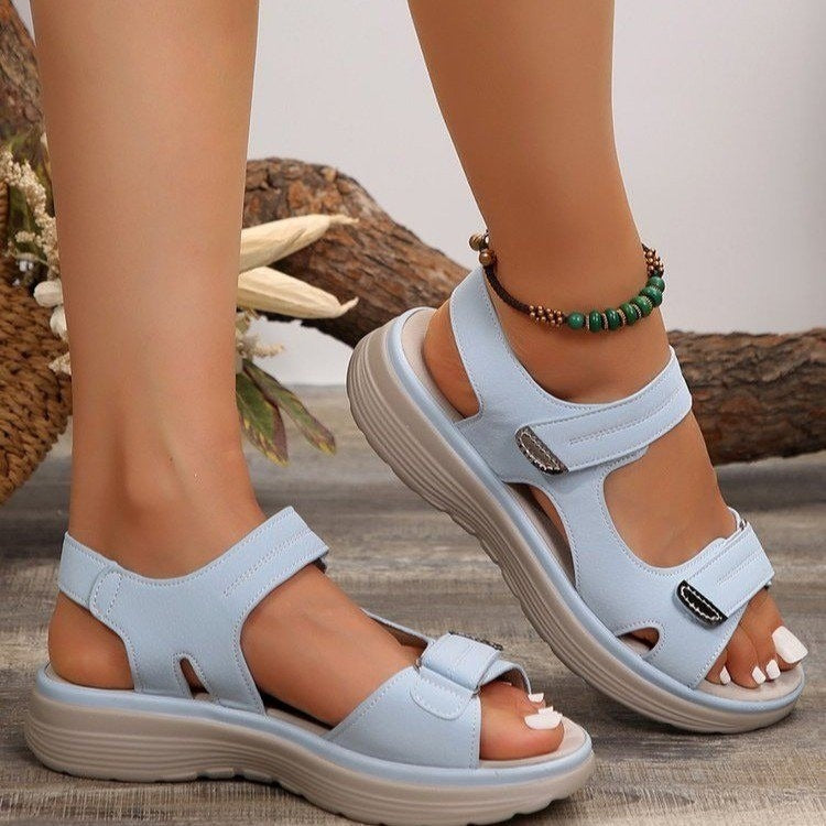 Sandales orthopédiques bleu clair, brides velcro et semelle épaisse.