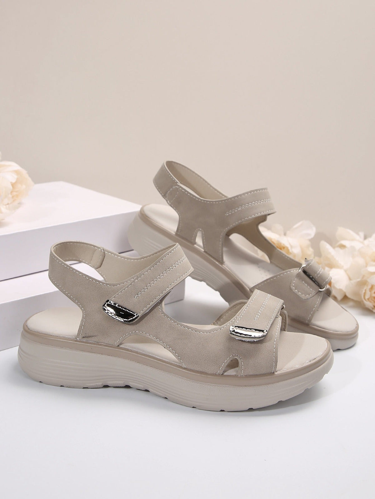 Sandales orthopédiques beige clair, brides réglables et semelle épaisse.