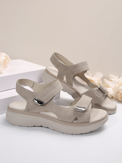 Sandales orthopédiques beige clair, brides réglables et semelle épaisse.