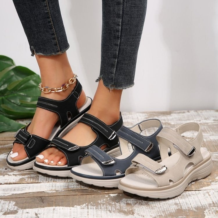 Sandales orthopédiques à brides réglables, noir et beige, semelles épaisses.