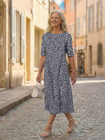Robe Uriah bleue à motif côtier, manches courtes, encolure ronde, longueur mi-mollet fluide.
