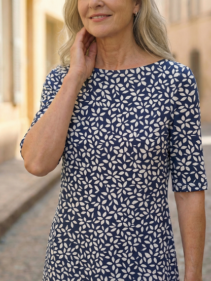 Robe Uriah bleue à motif côtier, encolure ronde, manches courtes, coupe près du buste.