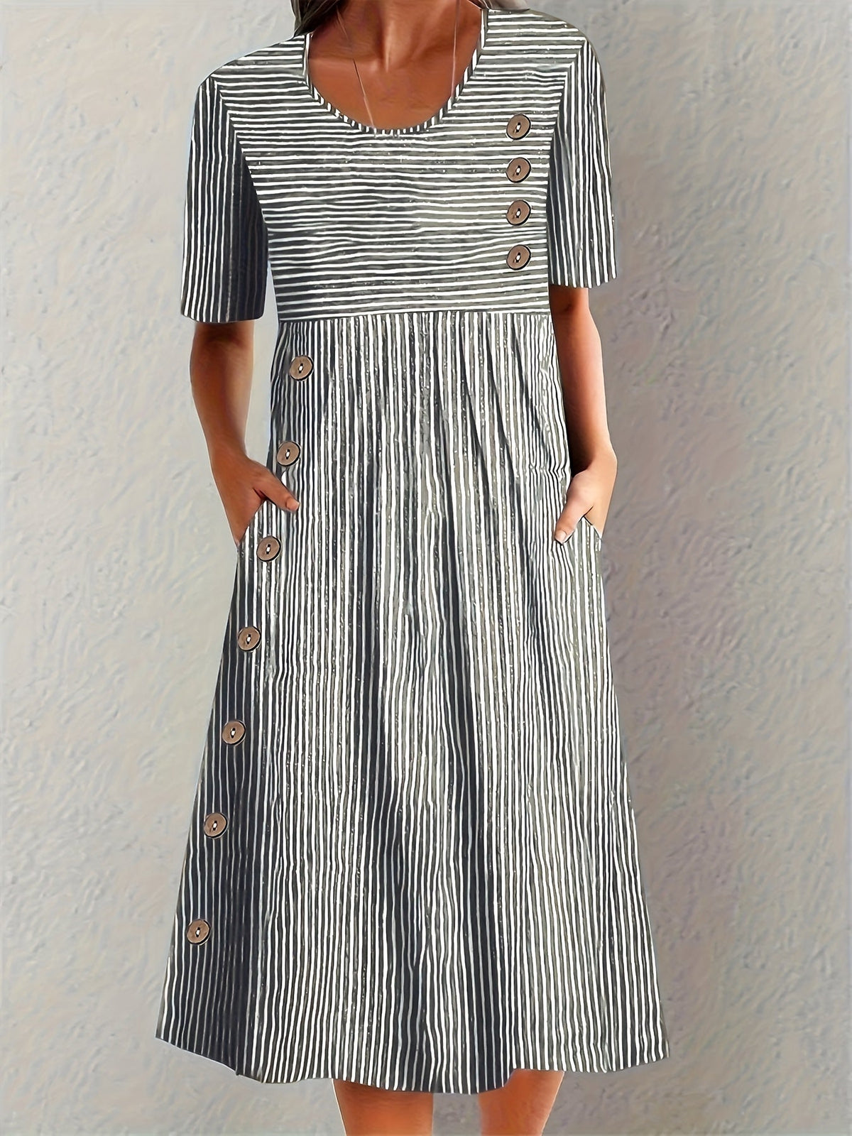 Robe d’été rayée noire et blanche, manches courtes, encolure ronde et boutons.