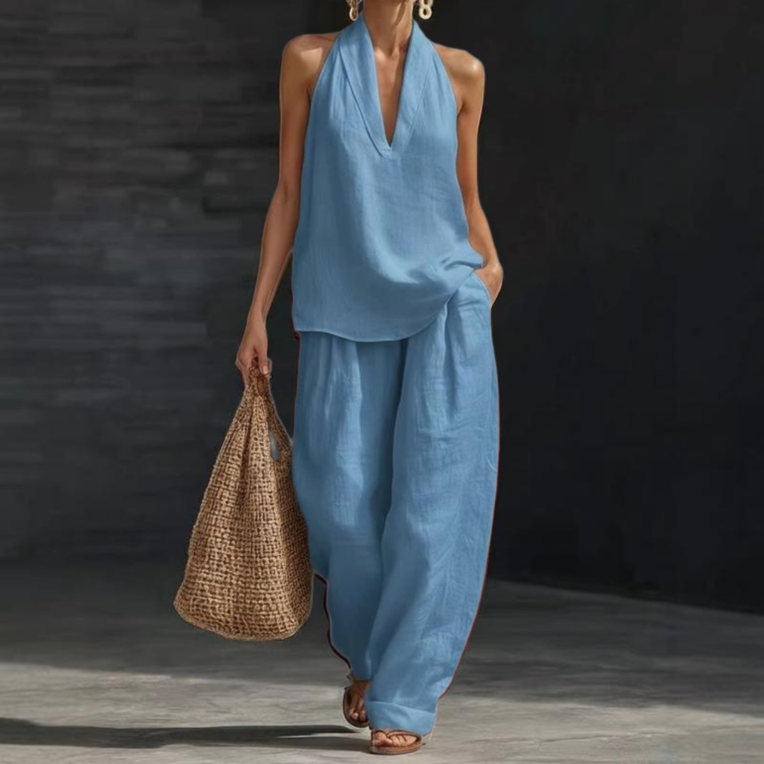 Ensemble deux pièces en lin texturé bleu clair : haut col V et pantalon ample.