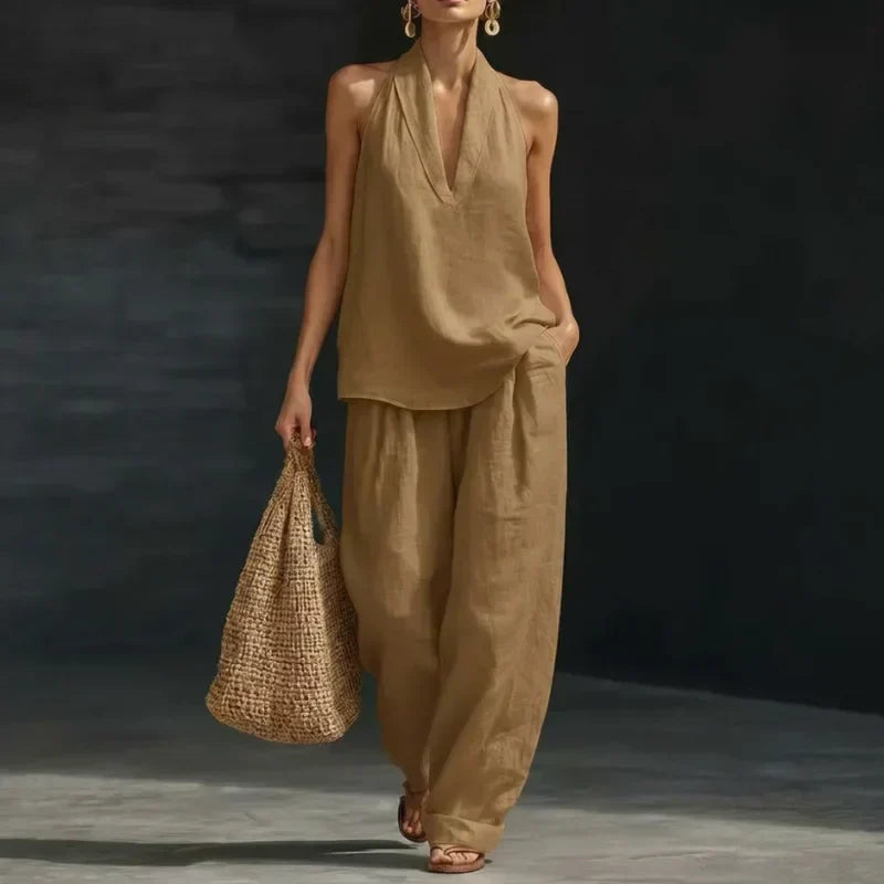 Ensemble deux pièces en lin texturé marron clair : top col V et pantalon ample.